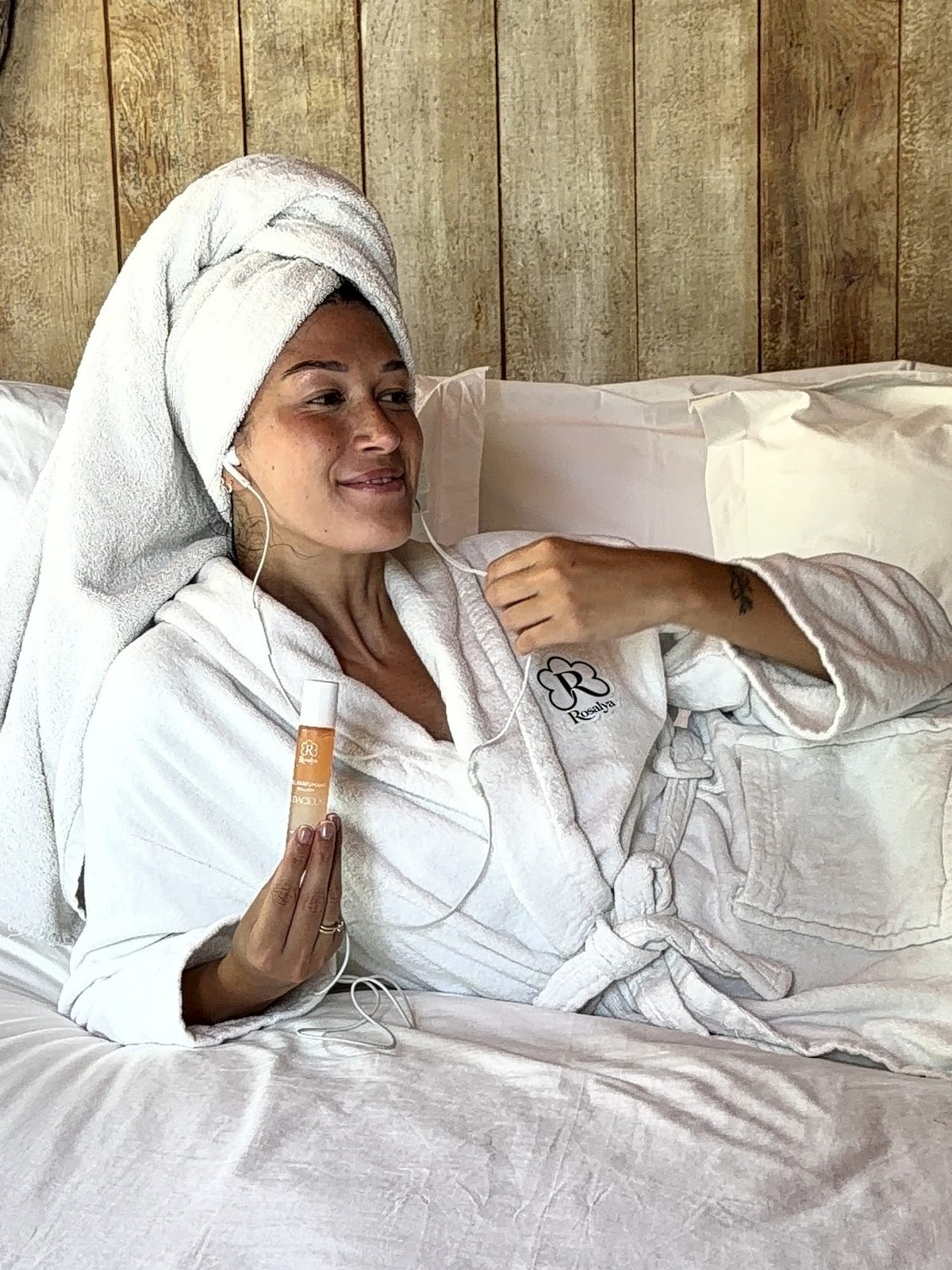 Moment détente au lit avec le roll-on Audacieuse