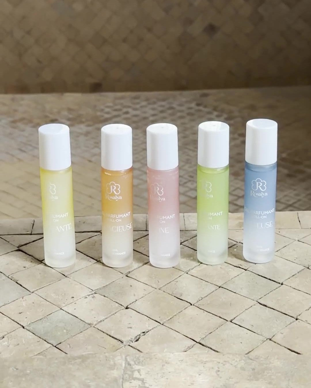 Les cinq gels parfumants roll-on ROSALYA alignés : Captivante, Audacieuse, Divine, Fascinante et Rêveuse