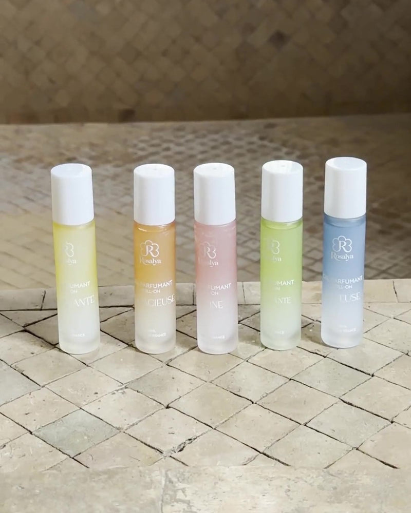Les cinq gels parfumants roll-on ROSALYA alignés : Captivante, Audacieuse, Divine, Fascinante et Rêveuse