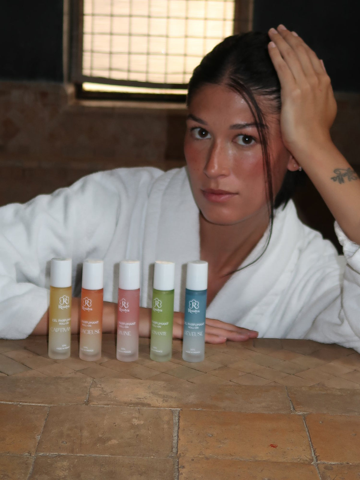 Les 5 gels parfumants roll-on Rosalya alignés