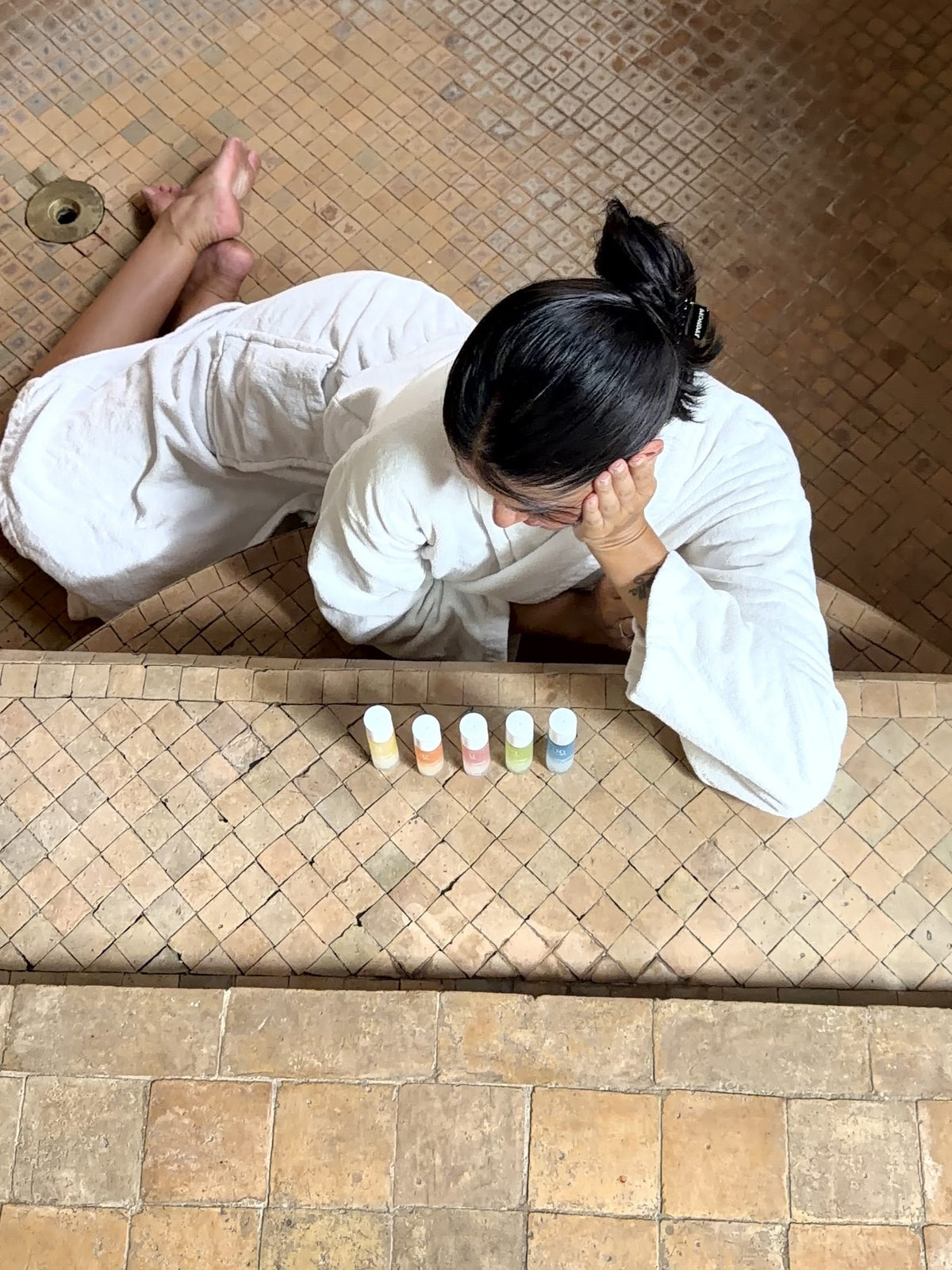 Les 5 fragrances Rosalya sur un sol en zellige